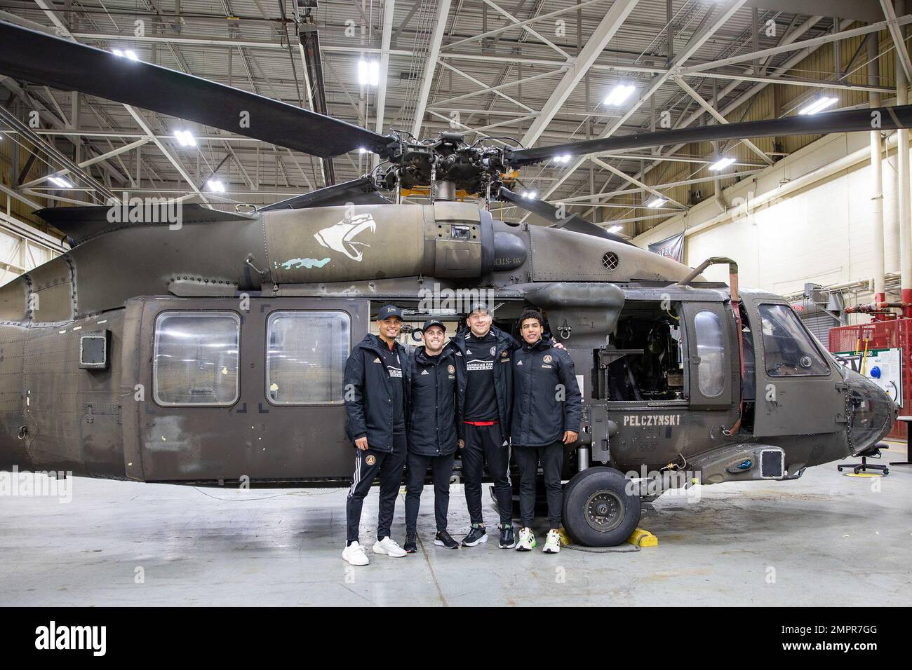 STATI UNITI Durante la loro visita a Fort Bragg, North Carolina, 15 novembre 2022, i Paracadutisti dell'esercito assegnati ai 82nd giocatori ospitati dalla Atlanta United FC. I calciatori hanno parlato con Paratroopers e hanno visitato diverse aziende della 82nd Airborne Division. Foto Stock