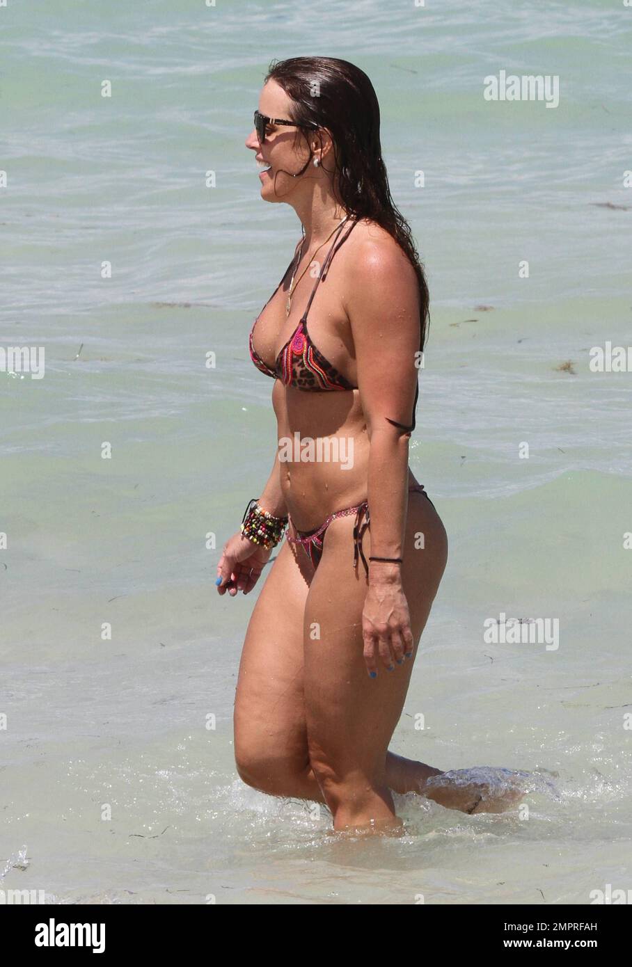 Stella "Real Housewives of Miami" ed ex moglie della star del calore di Miami Glen Rice, Cristy Rice mostra il suo corpo sulla spiaggia in un bikini geometricamente modellato durante una giornata al sole. Il riso beveva latte muscolare sulla spiaggia mentre chiacchierava con gli amici. Miami Beach, Florida. 20th luglio 2012. . Foto Stock