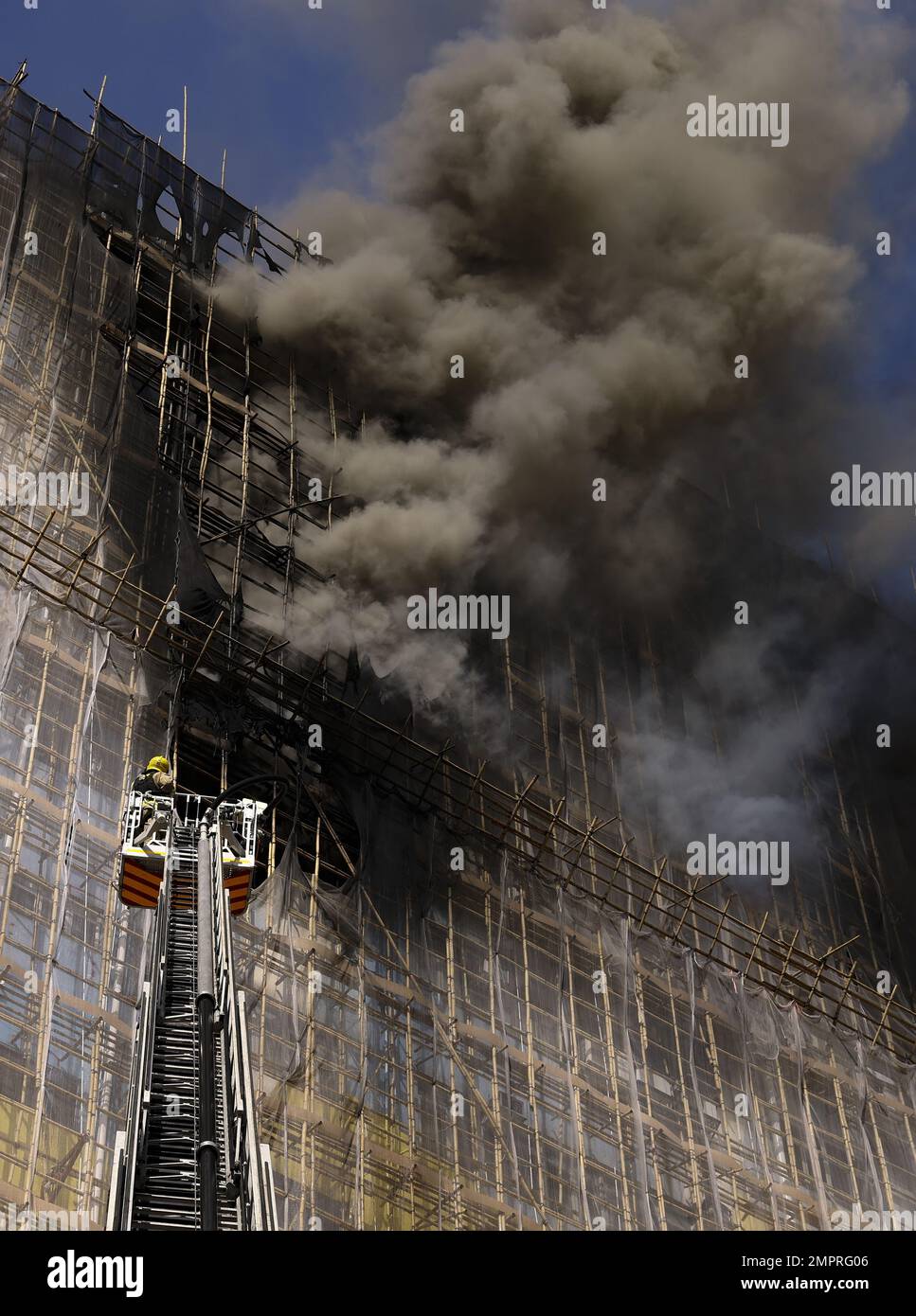 No. 3 fuoco di allarme nel Wing Hin Factory Building, San po Kong. 28JAN23. SCMP/Dickson Lee Foto Stock