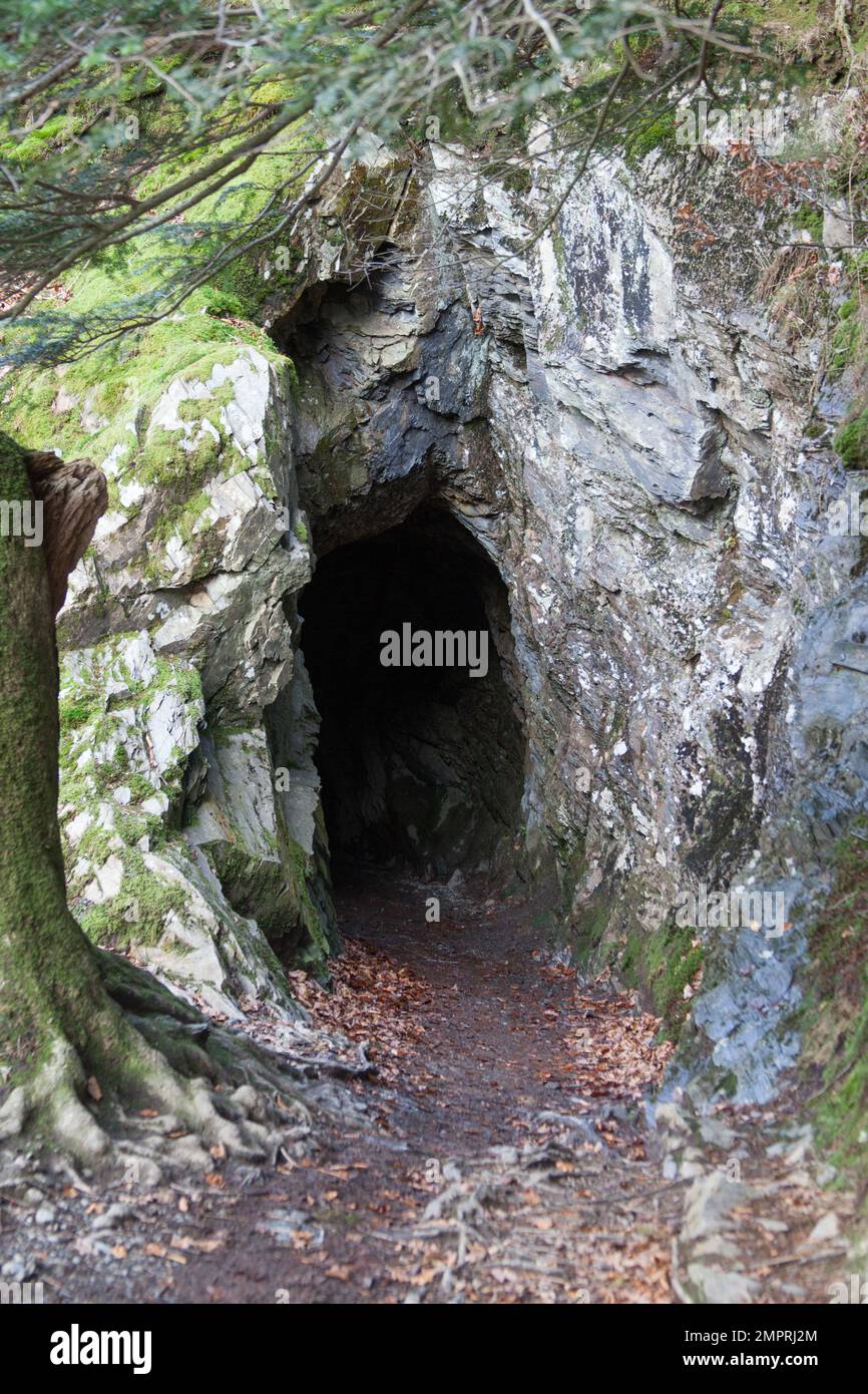 Un tunnel attraverso la collina a Buttermere Lake in Cumbria nel Regno Unito Foto Stock