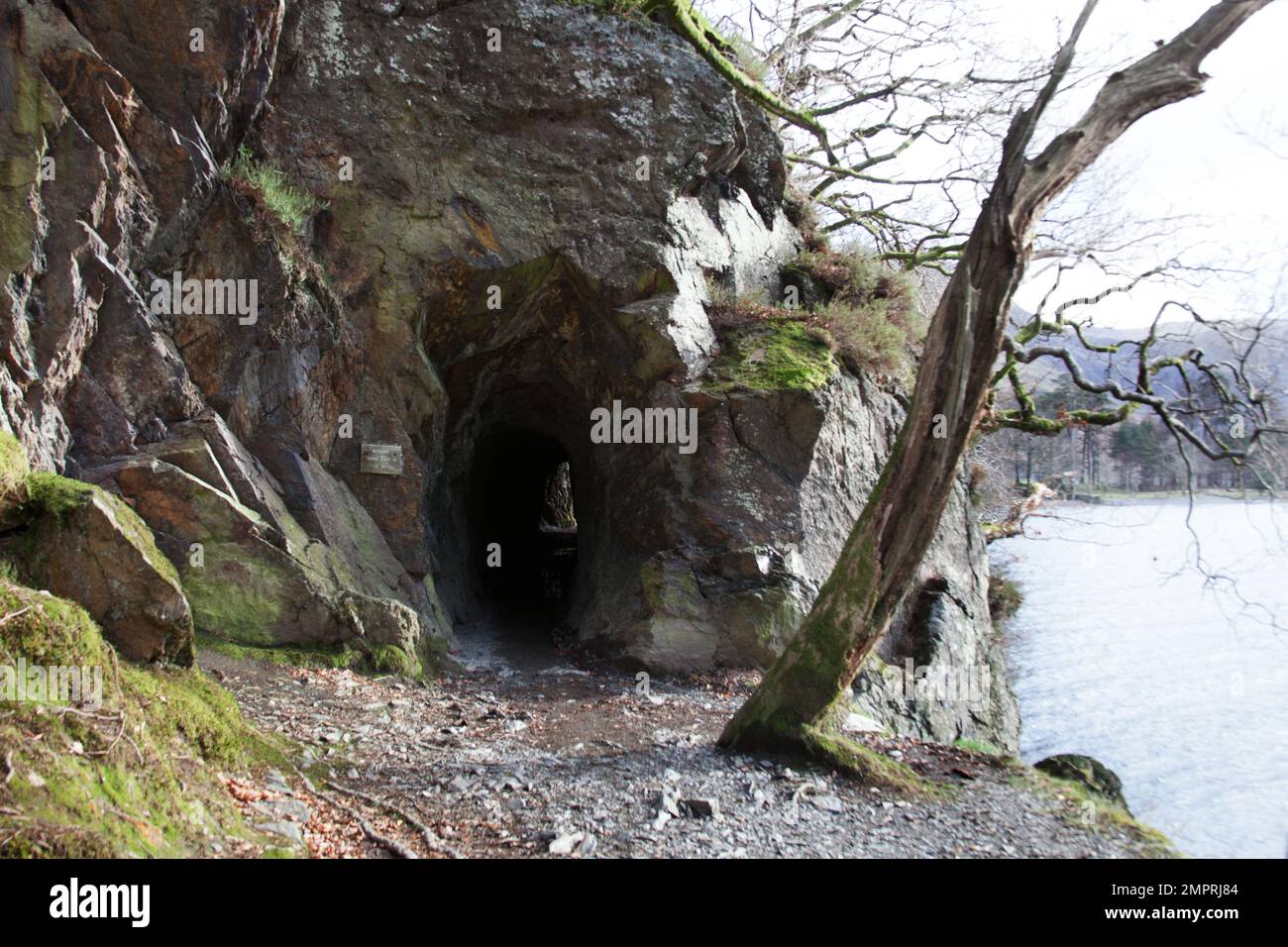 Un tunnel attraverso la collina a Buttermere Lake in Cumbria nel Regno Unito Foto Stock