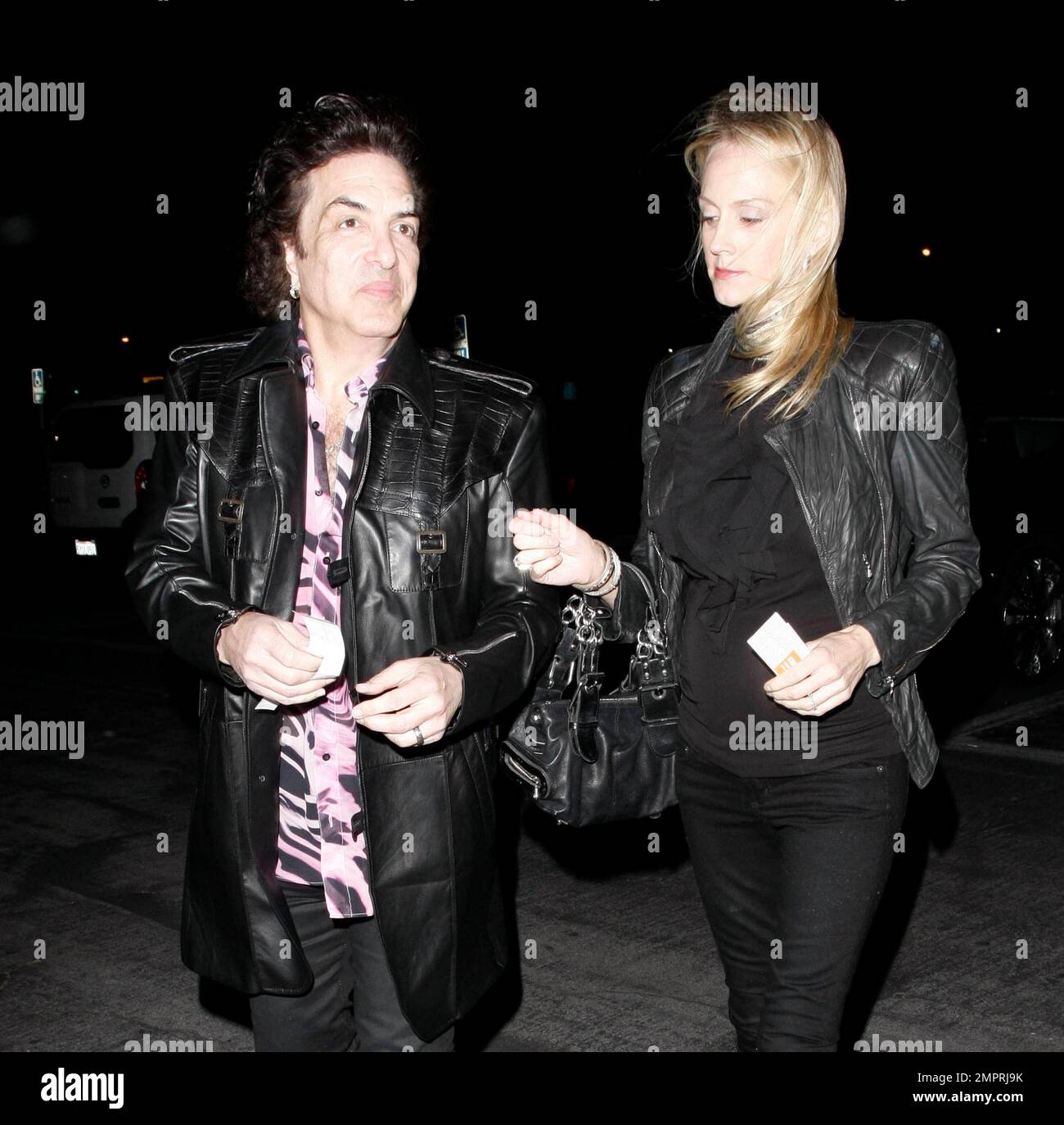 IL musicista KISS Paul Stanley e la moglie incinta Erin Sutton arrivano al Forum per guardare il musicista Prince in concerto. Los Angeles, California. 04/14/11. Foto Stock