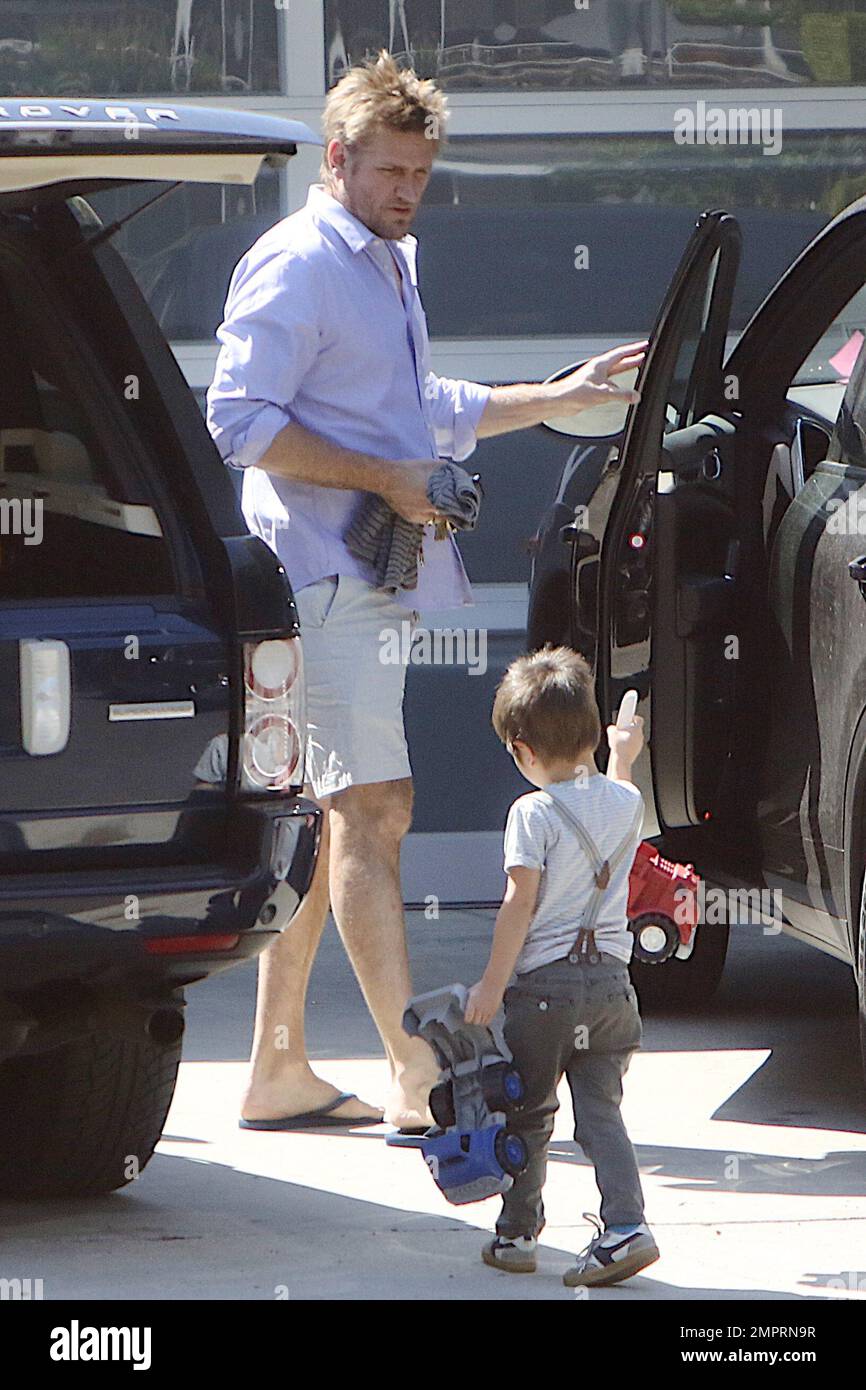 ESCLUSIVO!! Curtis Stone, sua moglie Lindsay Price e i loro due figli Hudson e Spencer si dirigono a celebrare la Festa della mamma. Los Angeles, California. 10th maggio 2015. Foto Stock