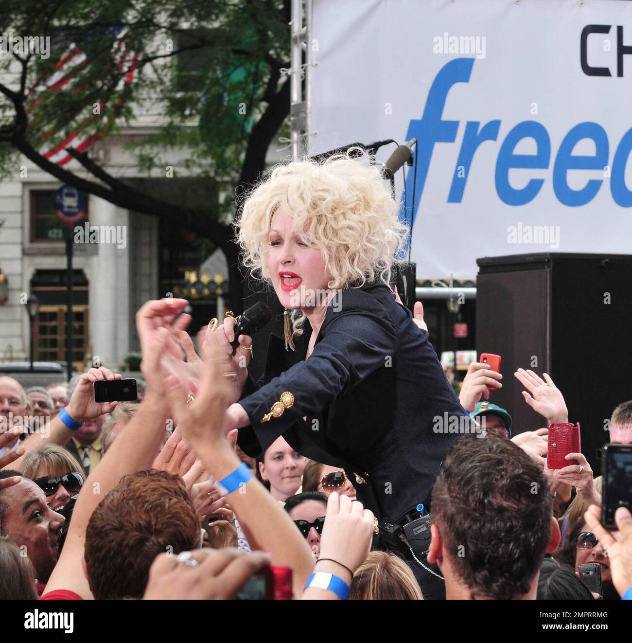 L'icona pop Cyndi Lauper si esibisce dal vivo con il talk show mattutino americano "The Early Show" al CBS Early Show Studio Plaza. Lauper, 57 anni, che ha venduto 25 milioni di dischi in tutto il mondo durante i suoi 30 anni di carriera, ha sgranato appassionatamente le sue canzoni indossando una bionda bionda dal taglio basso alla moda e a doppia breasted e mostrando i suoi capelli biondi candeggina ondulati ispirati al 80s. Cyndi sta attualmente promuovendo l'uscita del suo album in studio del 11th, un disco blues and soul, Memphis Blues. New York, NY. 07/20/10. Foto Stock