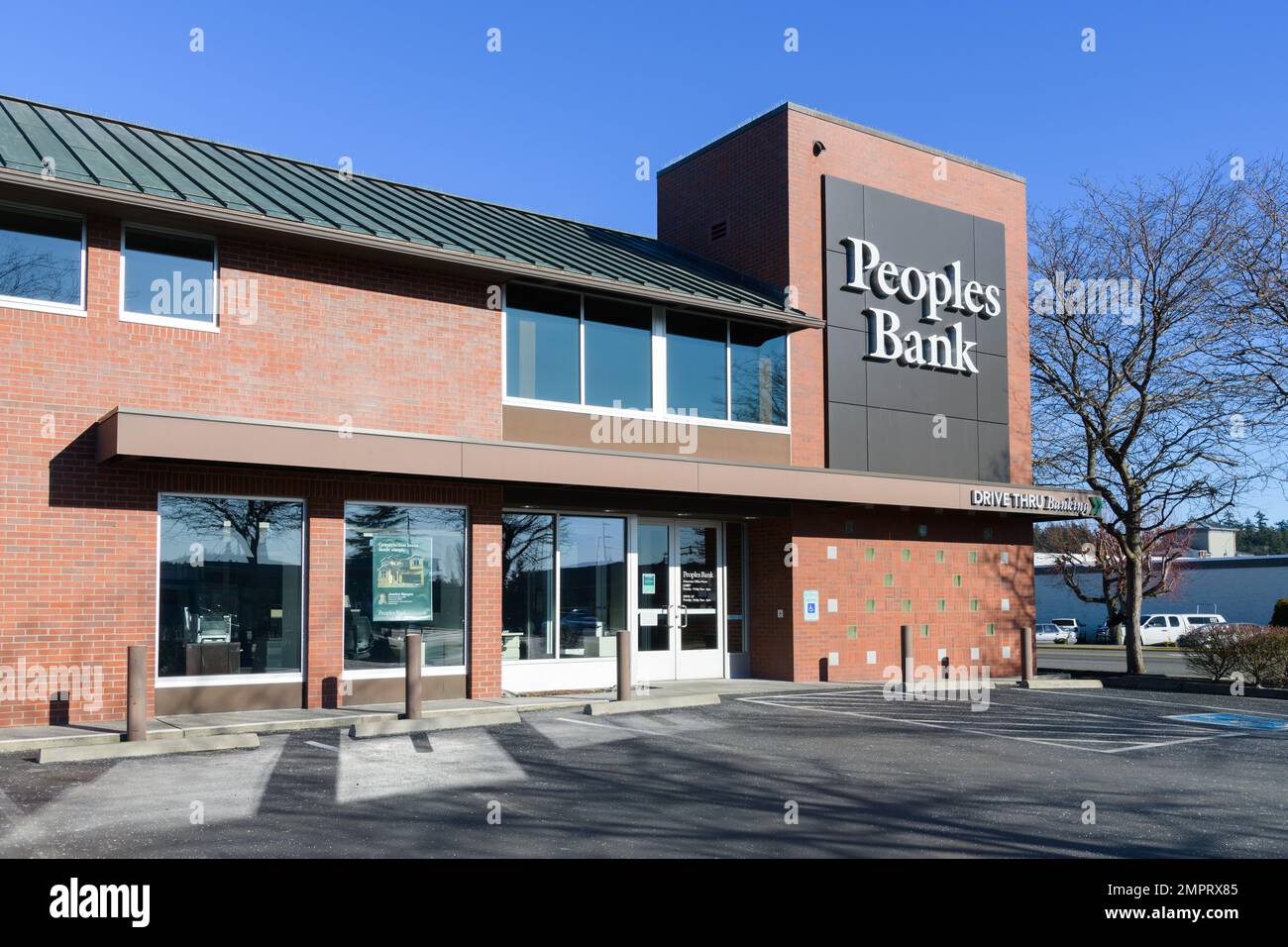 Anacortes, WA, USA - 29 gennaio 2023; filiale Peoples Bank con accesso Anacortes WA Foto Stock