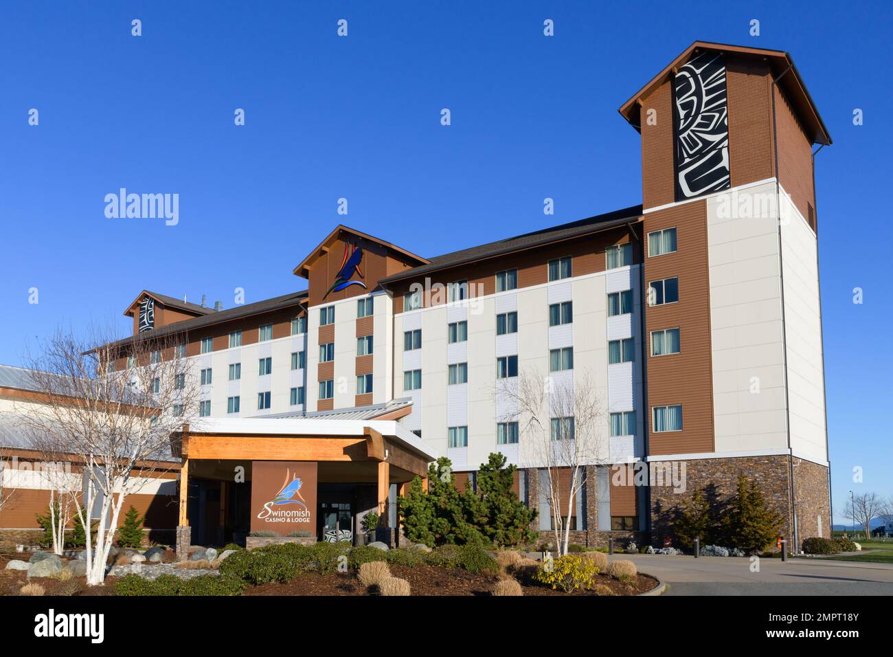 Swinomish Reservation, WA, USA - 29 gennaio 2023; l'insegna Swinomish Casino and Lodge davanti all'edificio dell'hotel con cielo blu e senza persone Foto Stock