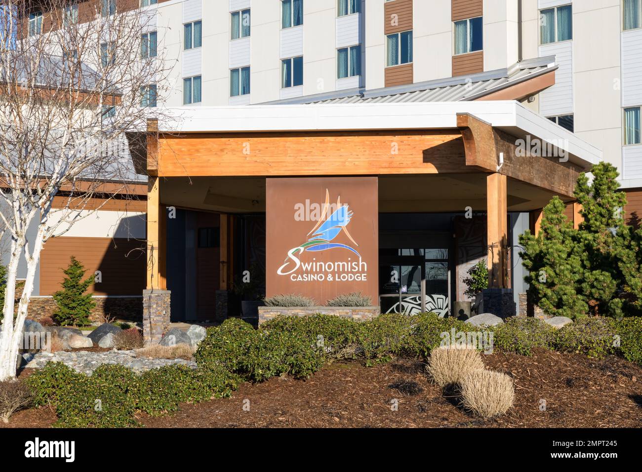 Swinomish Reservation, WA, Stati Uniti d'America - 29 gennaio 2023; firmare con il marchio a Swinomish Casino and Lodge in WA Foto Stock