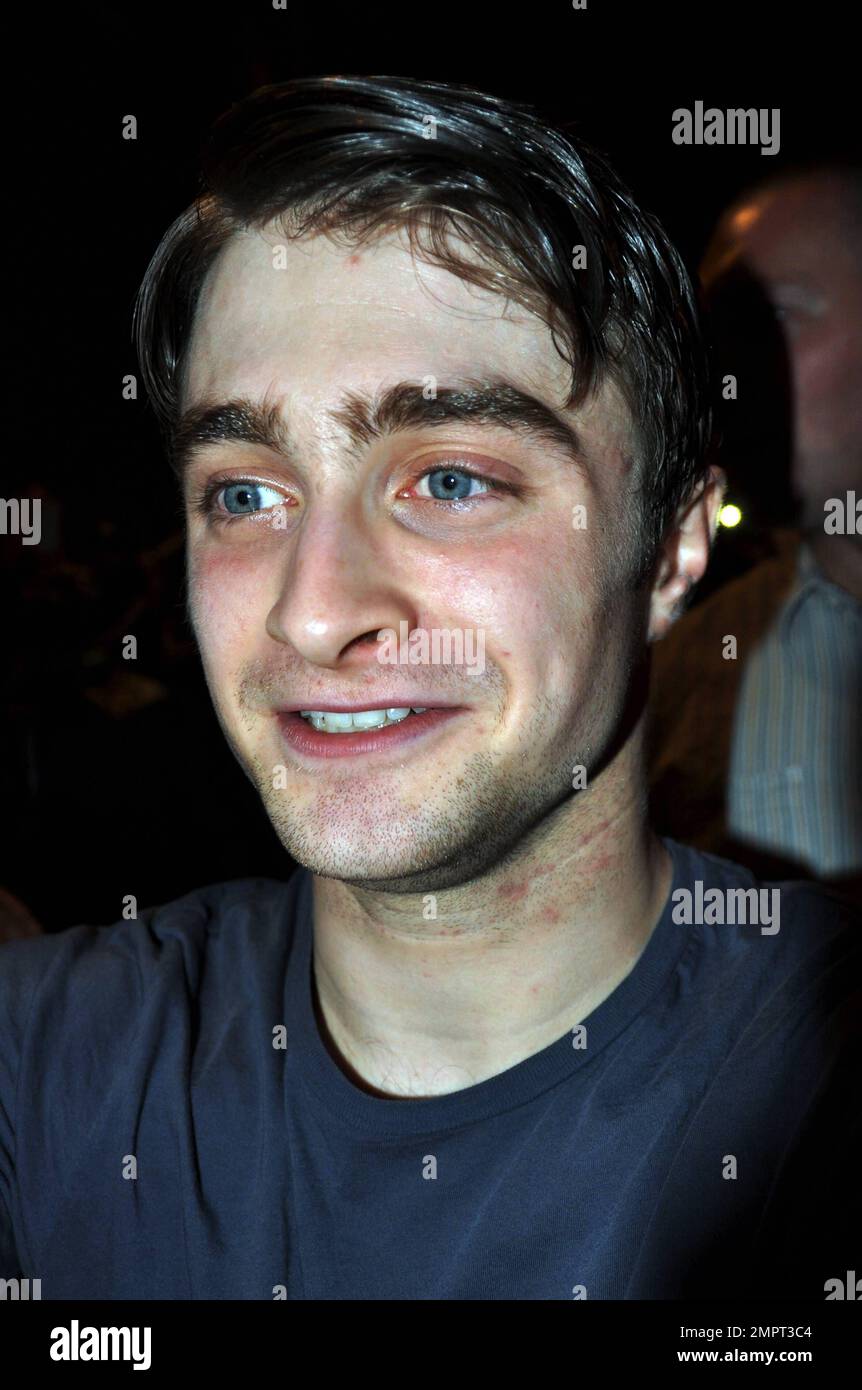 'Harry Potter e i doni della morte parte 2' stella Daniel Radcliffe firma autografi dopo aver interpretato stasera 'come riuscire nel business senza veramente provare' al Teatro al Hirschfield. Radcliffe potrebbe aver salutato i fan in fretta stasera, sembrava avere cera per orecchie nelle orecchie e sembrava appena uscito dalla doccia dopo lo spettacolo. La mezzanotte segnò l'uscita dell'ultima puntata della serie cinematografica di 'Harry Potter', New York, NY. 7/14/11. . Foto Stock