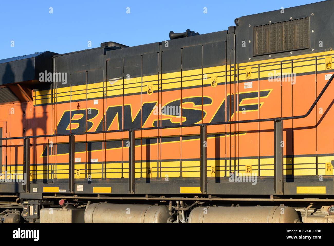 Stanwood, WA, USA - 29 gennaio 2023; locomotiva BNSF con logo aziendale sul lato con schema colore aziendale Foto Stock