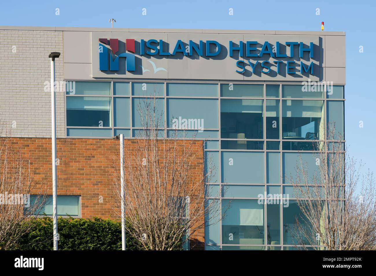 Anacortes, WA, USA - 29 gennaio 2023; edificio Island Health System con nome e logo in Anacortes WA Foto Stock