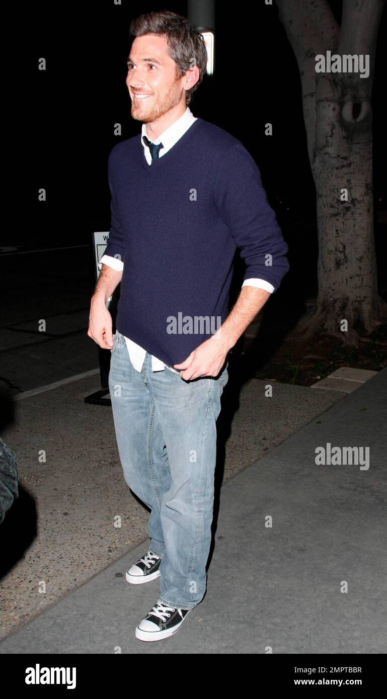 L'attore Dave Annable lascia il ristorante Madeo dopo aver gustato la cena. Los Angeles, CA, 2/10/10. . Foto Stock