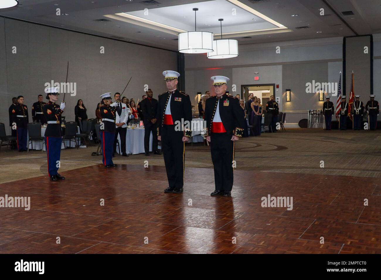 Stati Uniti ritirati Eric Hastings, a destra, il Marine Corps District Guest of Honor del 6th, marea con il Colón Lance Langfeldt, a sinistra, il comandante del 6MCD, durante la palla di compleanno del Marine Corps del 6MCD 247th al Marriott Savannah Riverfront hotel di Savannah, Georgia, 17 novembre 2022. Hastings era l'ex ufficiale di comando distrettuale di Langfeldt quando lavoravano nel distretto di reclutamento del corpo Marino del 12th. Hastings è stato invitato in onore del suo servizio nel corpo Marino e le molteplici incarichi a sostegno del comando di reclutamento del corpo Marino. Foto Stock