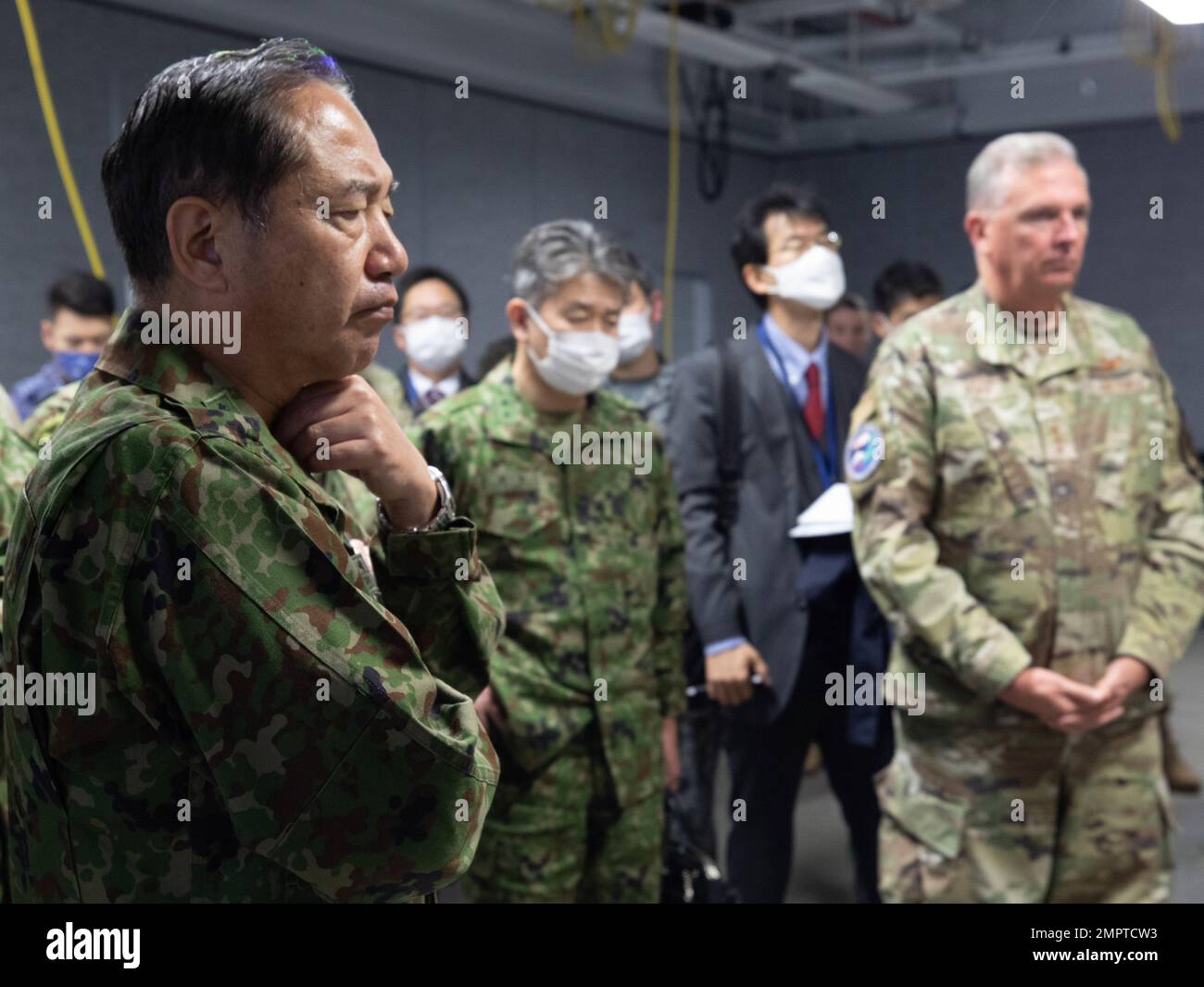 STATI UNITI Ricky N. Rupp, a destra, comandante delle forze statunitensi Giappone e Fifth Air Force, e del Giappone Ground Self-Defense Force Gen. Koji Yamazaki, a sinistra, capo di stato maggiore del personale congiunto giapponese, e altri leader chiave ricevono un briefing dagli Stati Uniti Esercito Pacifico e Stati Uniti Personale dell'esercito giapponese sulle capacità operative multi-dominio e sulla preparazione alla cybersicurezza durante Keen Sword 23, 17 novembre 2022. Keen Sword è un esercizio biennale, congiunto e bilaterale di formazione sul campo che coinvolge gli Stati Uniti Personale del Dipartimento della Difesa e della forza di autodifesa giapponese, progettato per aumentare la prontezza e l'interoperabilità Foto Stock