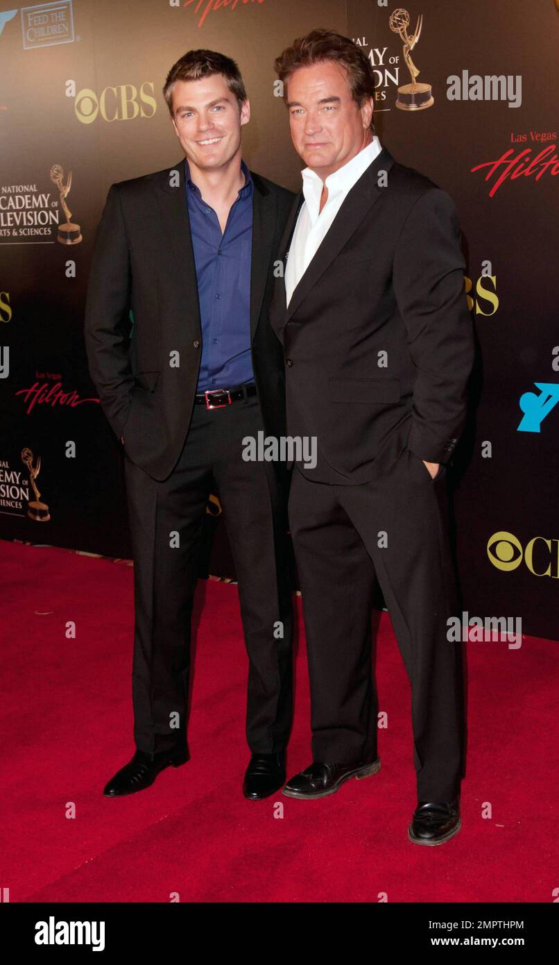 John Callahan (R) cammina sul tappeto rosso per i 37th Annual Daytime Entertainment Emmy Awards che si tengono presso il Las Vegas Hilton Hotel. Coloro che sono andati via con un trofeo ha incluso i punti chiave della televisione di giorno 'The Bold & The Beautiful' e 'General Hospital' e talk show ospita Ellen DeGeneres e Mehmet Oz. Las Vegas, Nevada. 06/28/10. Foto Stock