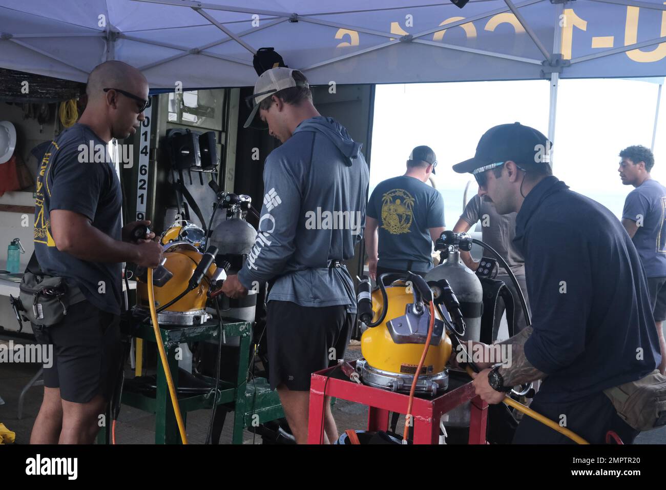 I membri del servizio presso la Defense POW/mia Accounting Agency e Mobile Dive Salvage Unit Company 1-6 preparano attrezzature per immersioni per operazioni di recupero subacqueo, vicino alle Isole Salomone, 17 novembre 2022. MDSU Company 1-6 sta lavorando con il DPAA per indagare la posizione di un possibile relitto di aeromobili. La missione di DPAA è quella di ottenere la contabilità più completa possibile per il personale degli Stati Uniti mancante e non contabilizzato per le loro famiglie e la nazione. Foto Stock
