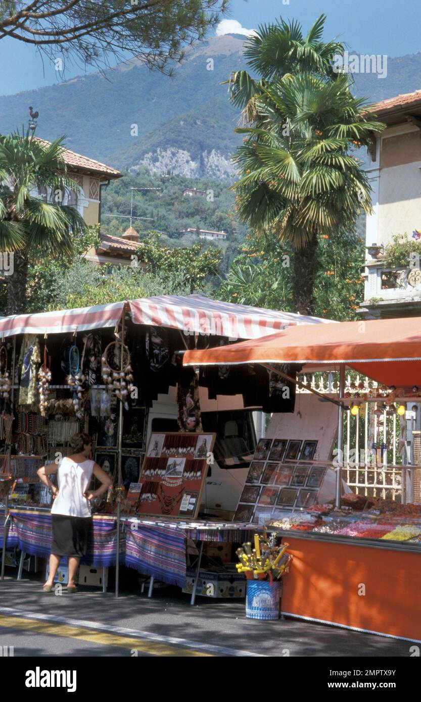 Il mercato di Torri del Benaco sulla sponda orientale del Lago di Garda, Veneto, Lombardia, Italia Foto Stock