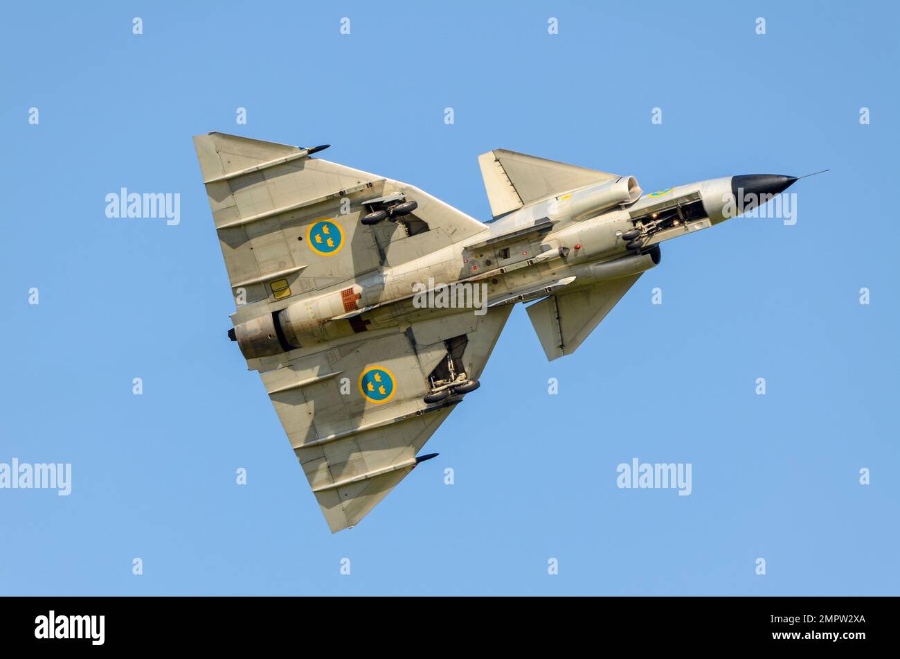 Saab Viggen, il classico aereo da caccia svedese del volo storico delle forze aeree svedesi, che vola al RAF Waddington Airshow. Saab AJS37 Viggen se-DXN Foto Stock