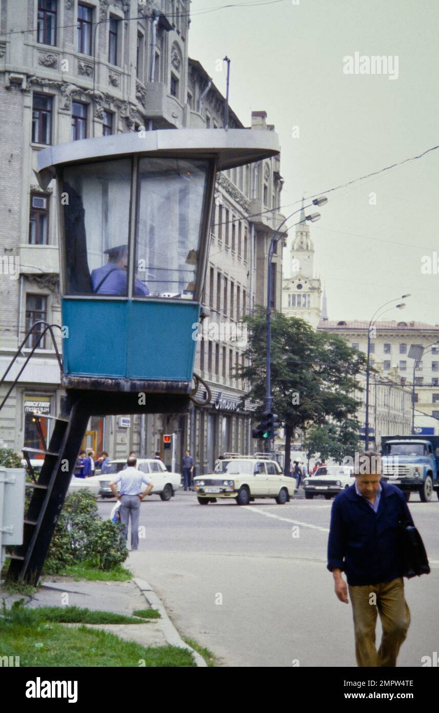 Archivio storico immagine di Una Torre di osservazione della polizia stradale, posta con ufficiale di polizia stradale all'interno per le strade di Mosca prima del crollo dell'Unione Sovietica, 1990 Foto Stock