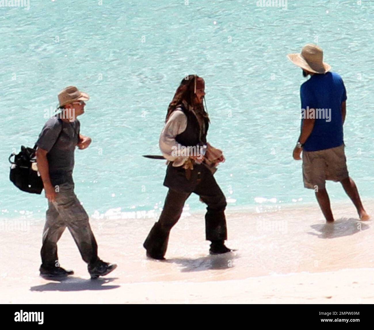 ESCLUSIVO!! Johnny Depp e Penelope Cruz filmano una scena nelle acque cristalline dei Caraibi a bordo di una barca a remi in legno per l'imminente sequel Disney "Pirati dei Caraibi: On Stranger Tides". Cruz rimase ombreggiata tra le prese sotto un grande ombrello. Le riprese erano in mare al largo di un'isola deserta. Nella quarta puntata di 'Pirati', Capitano Jack Sparrow (Depp) attraversa sentieri con Angelica, una donna del suo passato (Cruz), e non è sicuro se sia amore, o se sia una bruthless con artista che lo sta usando per trovare la leggendaria Fontana della Gioventù. Quando lo costringe a bordo della Regina A. Foto Stock