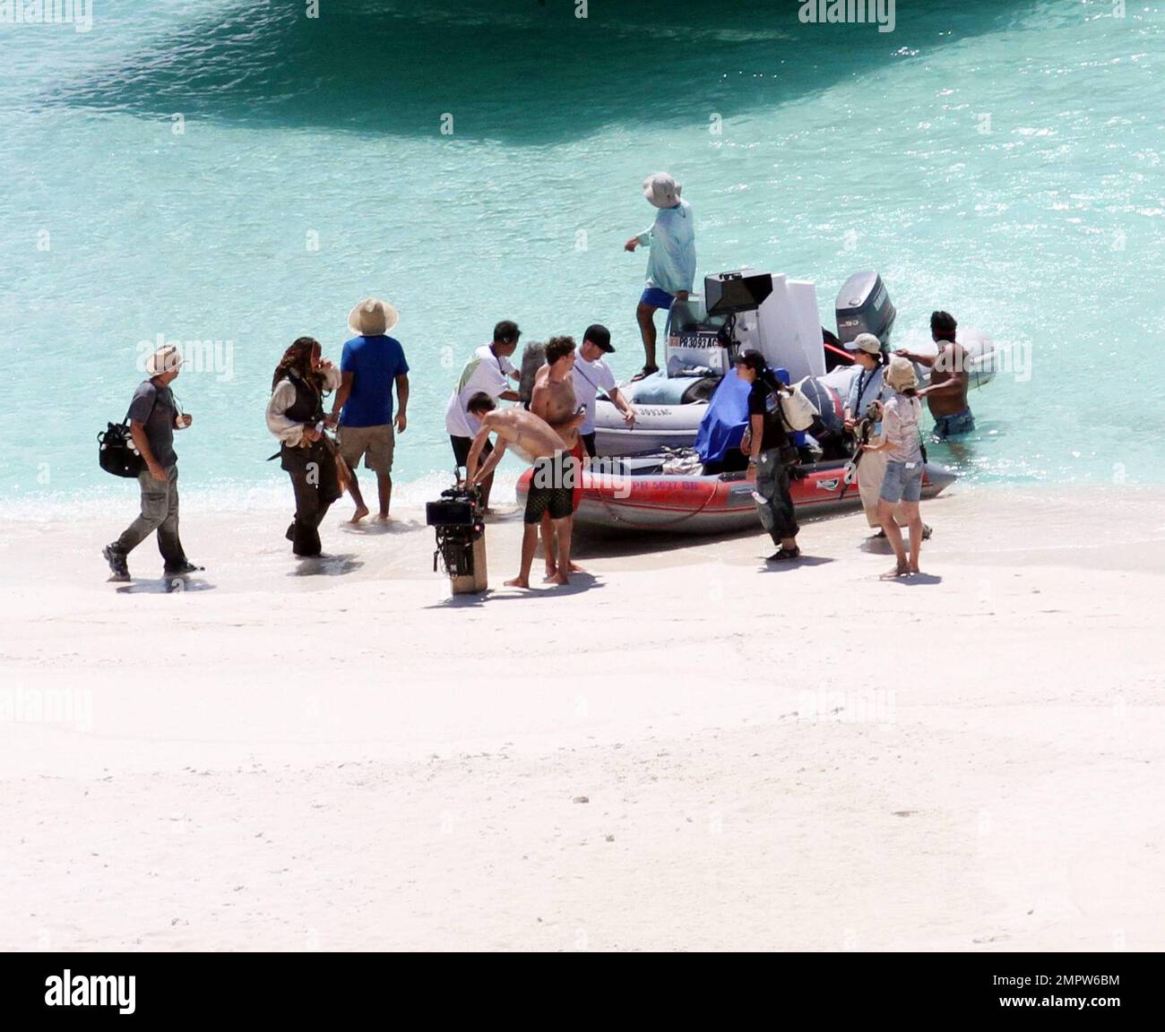 ESCLUSIVO!! Johnny Depp e Penelope Cruz filmano una scena nelle acque cristalline dei Caraibi a bordo di una barca a remi in legno per l'imminente sequel Disney "Pirati dei Caraibi: On Stranger Tides". Cruz rimase ombreggiata tra le prese sotto un grande ombrello. Le riprese erano in mare al largo di un'isola deserta. Nella quarta puntata di 'Pirati', Capitano Jack Sparrow (Depp) attraversa sentieri con Angelica, una donna del suo passato (Cruz), e non è sicuro se sia amore, o se sia una bruthless con artista che lo sta usando per trovare la leggendaria Fontana della Gioventù. Quando lo costringe a bordo della Regina A. Foto Stock