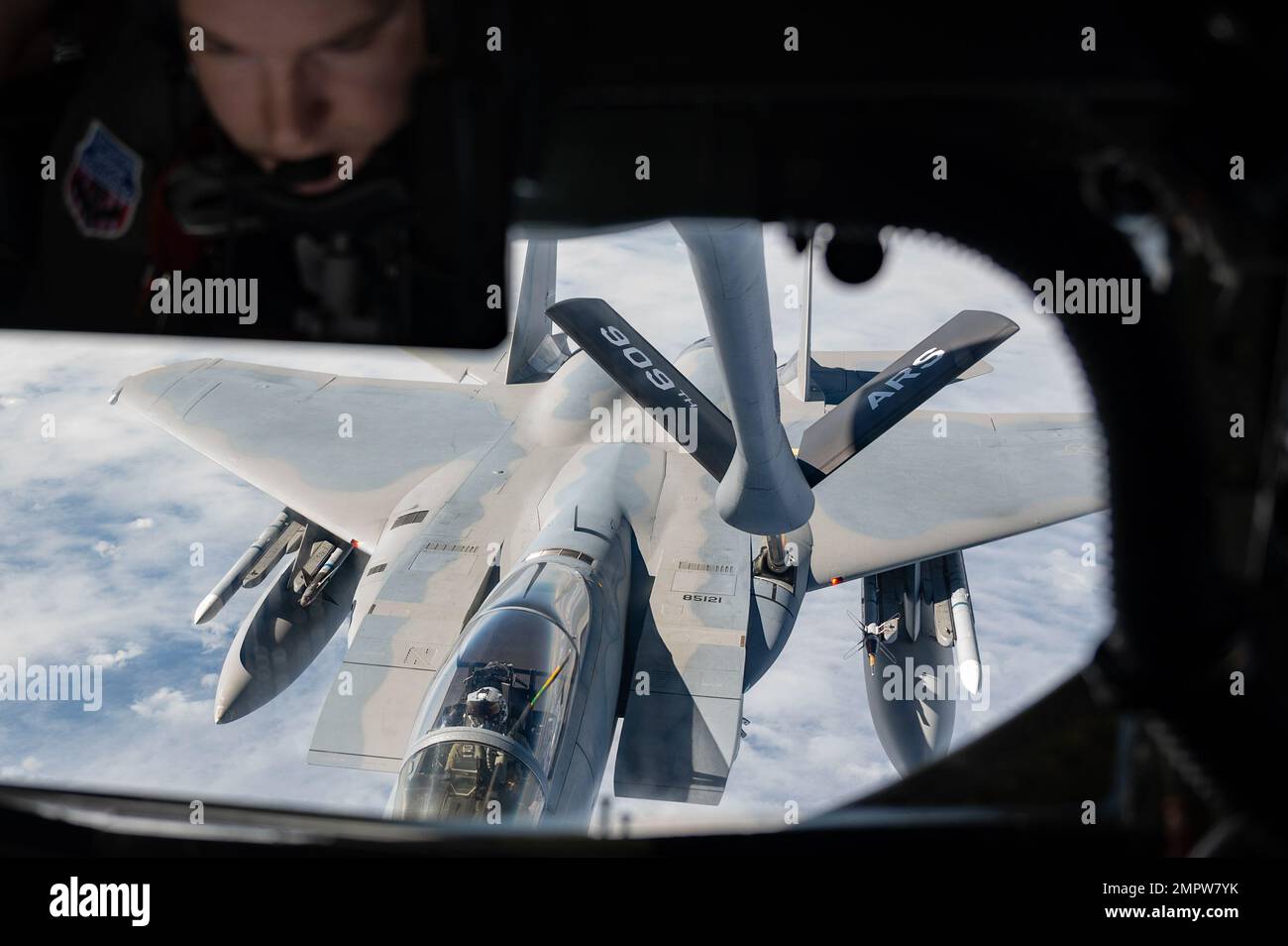 STATI UNITI SSgt. Aeronautica Andrew Chase, operatore del braccio ARS 909th, fornisce combustibile a un F-15C Eagle durante un volo sull'Oceano Pacifico a sostegno di Esercitazione Keen Sword 23, 17 novembre 2022. Le esercitazioni bilaterali consentono alle forze militari statunitensi e alle forze di autodifesa giapponesi di lavorare insieme in una varietà di aree per migliorare l'interoperabilità e la prontezza. Foto Stock