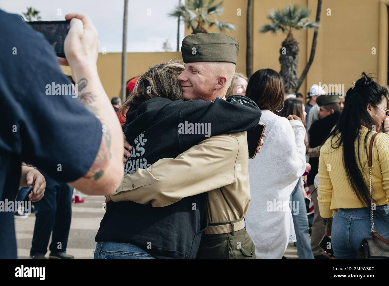 STATI UNITI Parker Boden, una nuova marina con Mike Company, 3rd reclutamento addestramento battaglione, abbraccia sua madre durante la giornata di famiglia al Marine Corps Recruit Depot San Diego, 17 novembre 2022. Il Pvt. Boden è un nativo di Hidden Valley Lake, California ed è stato reclutato dalla stazione di reclutamento di San Francisco da Sgt. Elizabeth Helbig. Foto Stock