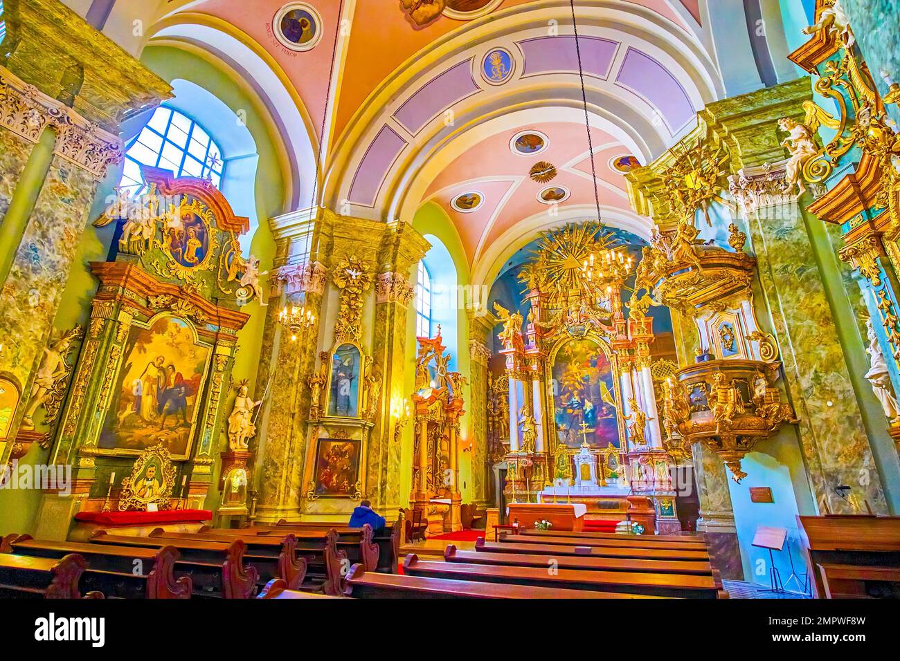 BUDAPEST, UNGHERIA - 2 MARZO 2022: La spettacolare sala di preghiera di San Belvaros Anna Chiesa con grande icona dell'altare, il 2 marzo a Budapest Foto Stock