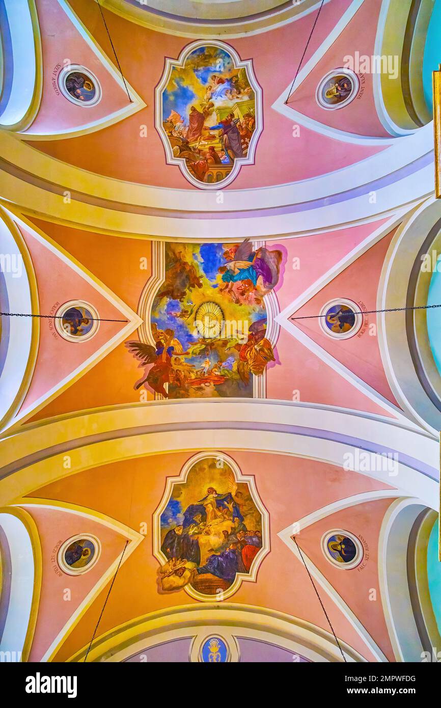 BUDAPEST, UNGHERIA - 2 MARZO 2022: La volta di Belvaros St Chiesa di Anna con affreschi colorati, il 2 marzo a Budapest Foto Stock