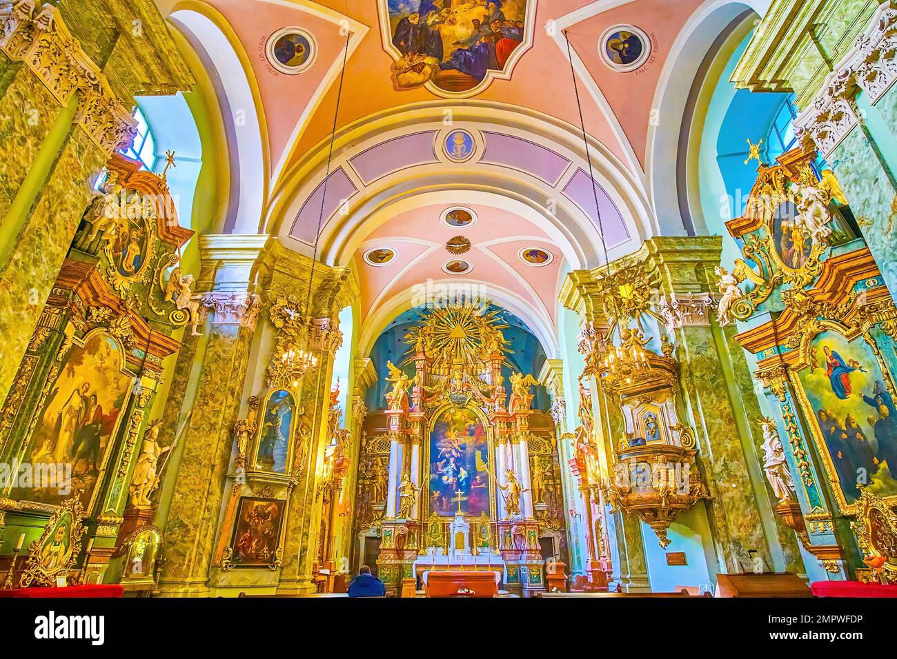 BUDAPEST, UNGHERIA - 2 MARZO 2022: Interno di Belvaros St Chiesa di Anna con altare d'oro, icone e sculture, il 2 marzo a Budapest Foto Stock
