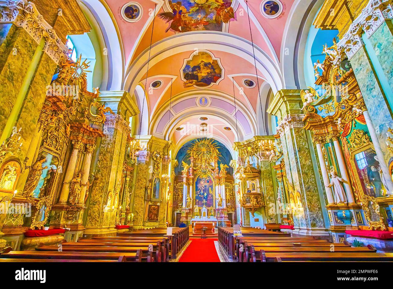 BUDAPEST, UNGHERIA - 2 MARZO 2022: Golden Interior di Belvaros St Chiesa di Anna con sculture e icone straordinarie, il 2 marzo a Budapest Foto Stock