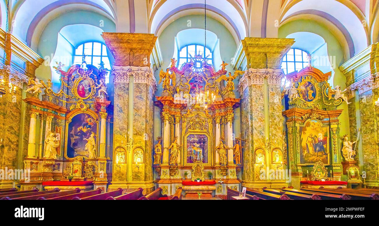 BUDAPEST, UNGHERIA - 2 MARZO 2022: Interno di Belvaros St Chiesa di Anna con grandi decorazioni con elementi dorati, il 2 marzo a Budapest Foto Stock