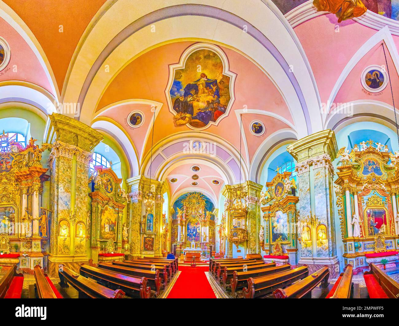 BUDAPEST, UNGHERIA - 2 MARZO 2022: Panorama di Belvaros St Chiesa di Anna con splendidi interni dorati con affreschi sul soffitto, il 2 marzo in B Foto Stock