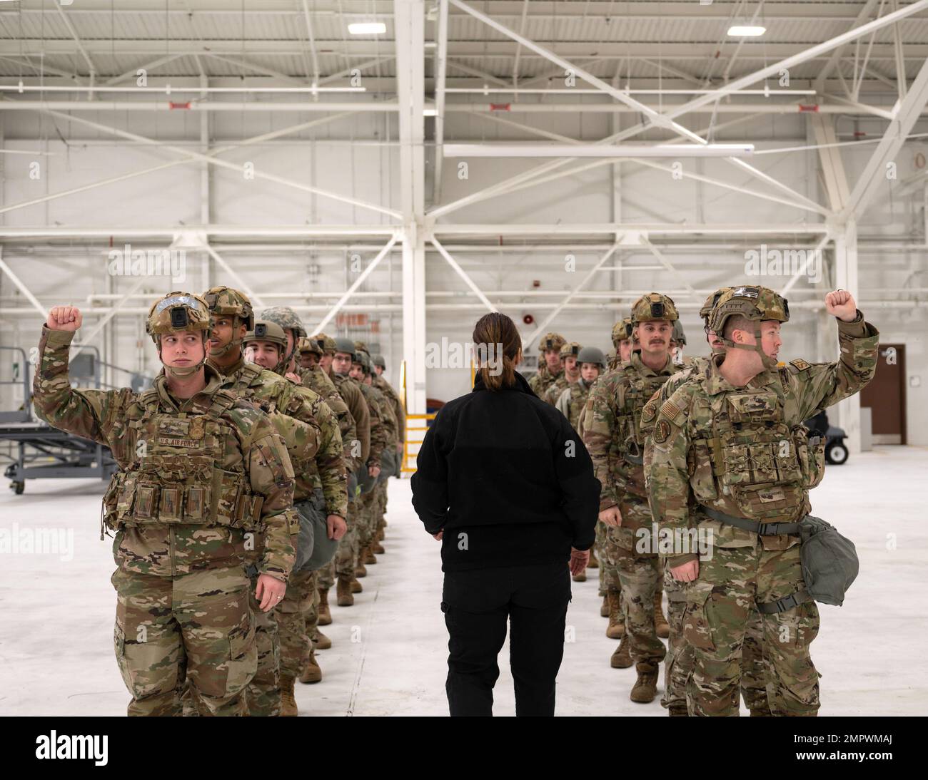 STATI UNITI Air Force Airmen della 133rd Airlift Wing partecipare a operazioni nazionali di formazione a St. Paul, Minn., 19 novembre 2022. Quattro Troopers della Minnesota state Patrol hanno condotto l'addestramento che consisteva nell'eseguire più manovre di risposta rapida coordinate e pratiche di contenimento basate su comandi impartiti dai capi di squadra designati. Foto Stock