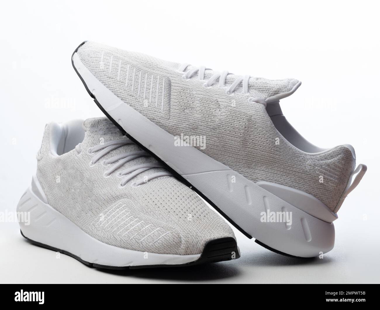 Paio di scarpe da ginnastica PF grigio isolate su sfondo studio Foto Stock