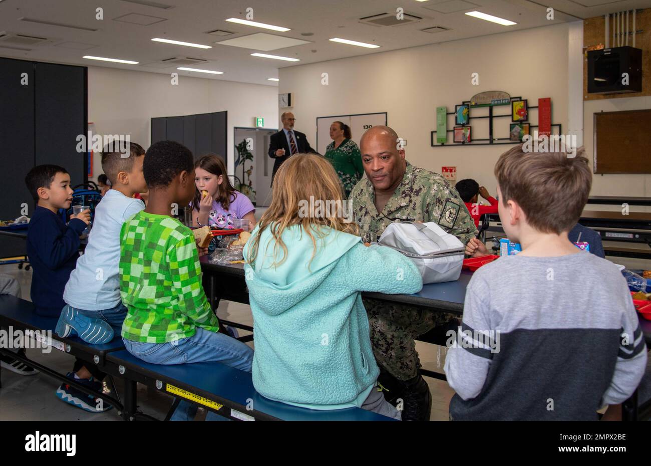 David Adams, comandante, Fleet Activities Sasebo (CFAS), mangia pranzo e parla con gli studenti della scuola elementare Jack N. Darby del 21 novembre 2022. Per 75 anni, CFAS ha fornito, mantenuto e gestito strutture e servizi di base per potenziare le forze alleate e statunitensi schierate in futuro, fornendo al contempo un supporto superiore alle loro famiglie e alla comunità. Foto Stock