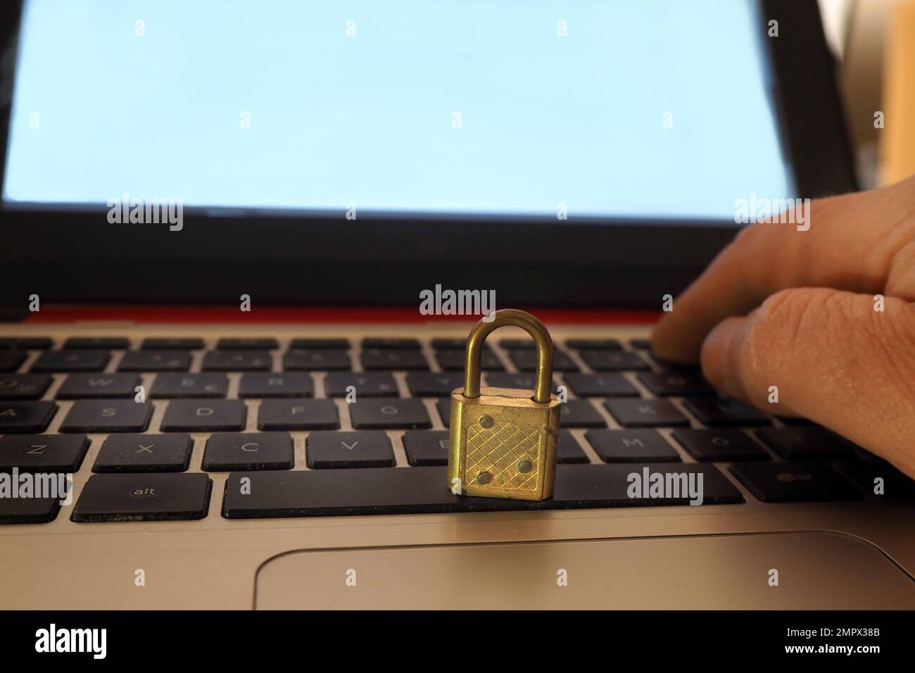 Sicurezza informatica e blockchain. Guardia Internet. Concetto di protezione dei dati sui supporti digitali. Sicurezza informatica e blockchain. Foto Stock