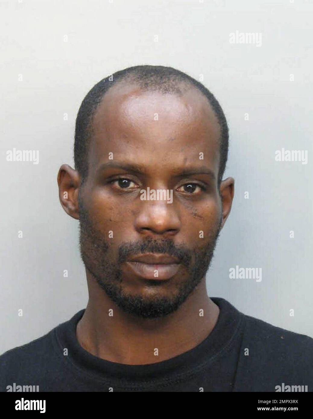 Rapper DMX (vero nome Earl Simmons) è stato arrestato di nuovo! Secondo le correzioni della contea di Dade di Miami, DMX è stato arrestato e accusato di cercare di acquistare cocaina e marijuana. Bond è fissato a $5000 per la tassa di cocaina e $1000 per la tassa di marijuana. DMX è stato anche arrestato a maggio per aver guidato troppo velocemente su un'autostrada Arizona e fu accusato di correre su un'autostrada, di guidare in modo sconsiderato, di mettere in pericolo due volte, di correre in tre volte di velocità criminale e di guidare su una patente sospesa. È stato catturato da telecamere fisse che viaggiavano oltre 100mph ore in tre momenti diversi Foto Stock