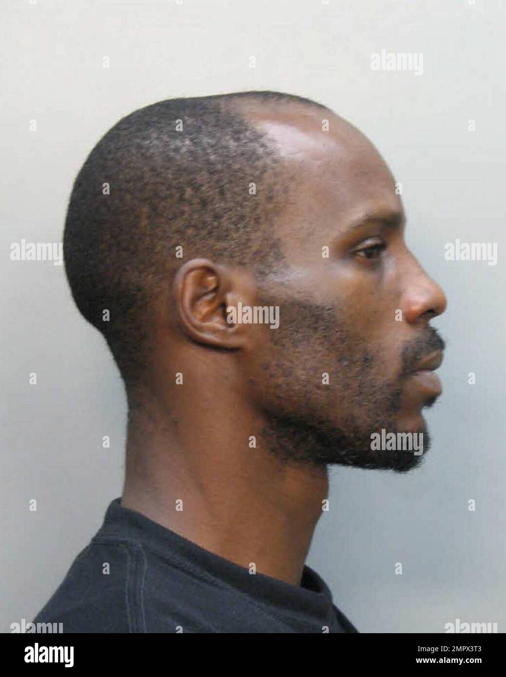 Rapper DMX (vero nome Earl Simmons) è stato arrestato di nuovo! Secondo le correzioni della contea di Dade di Miami, DMX è stato arrestato e accusato di cercare di acquistare cocaina e marijuana. Bond è fissato a $5000 per la tassa di cocaina e $1000 per la tassa di marijuana. DMX è stato anche arrestato a maggio per aver guidato troppo velocemente su un'autostrada Arizona e fu accusato di correre su un'autostrada, di guidare in modo sconsiderato, di mettere in pericolo due volte, di correre in tre volte di velocità criminale e di guidare su una patente sospesa. È stato catturato da telecamere fisse che viaggiavano oltre 100mph ore in tre momenti diversi Foto Stock