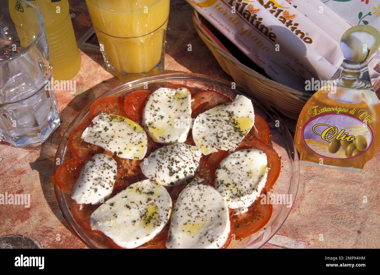 Mozzarella e pomodoro piatto antipasti italiano, Italia Foto Stock