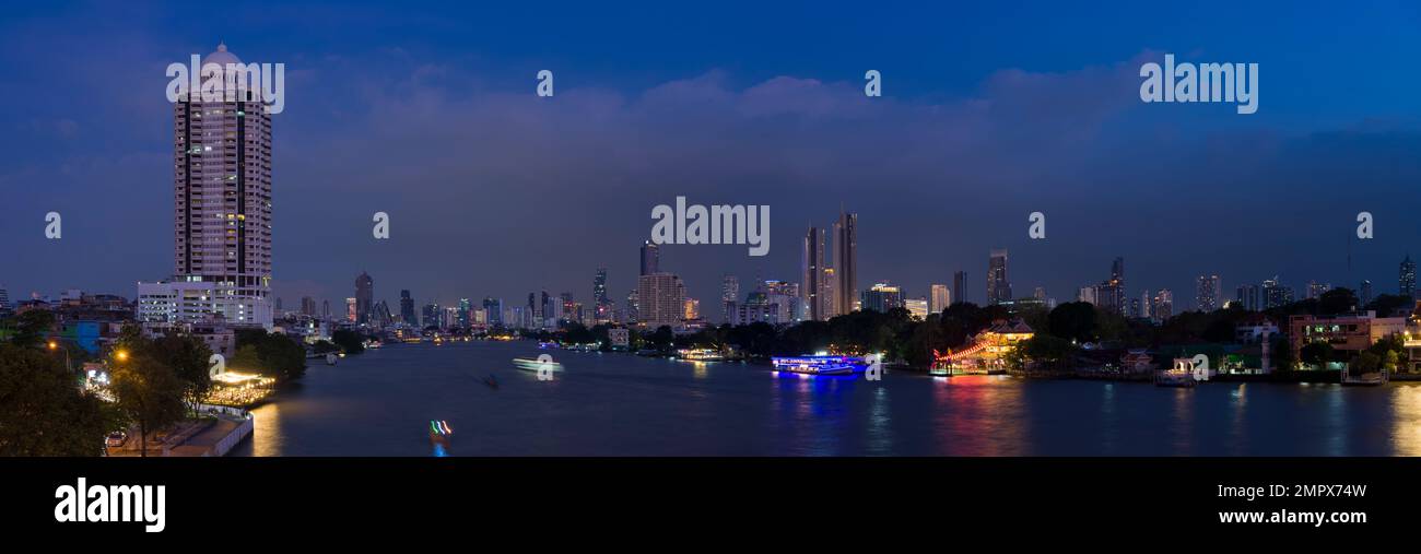 Panoramica della città di Bangkok. Vista notturna di alti edifici e del fiume Chao Phraya nel quartiere degli affari. Notte. Bangkok, Thailandia Foto Stock