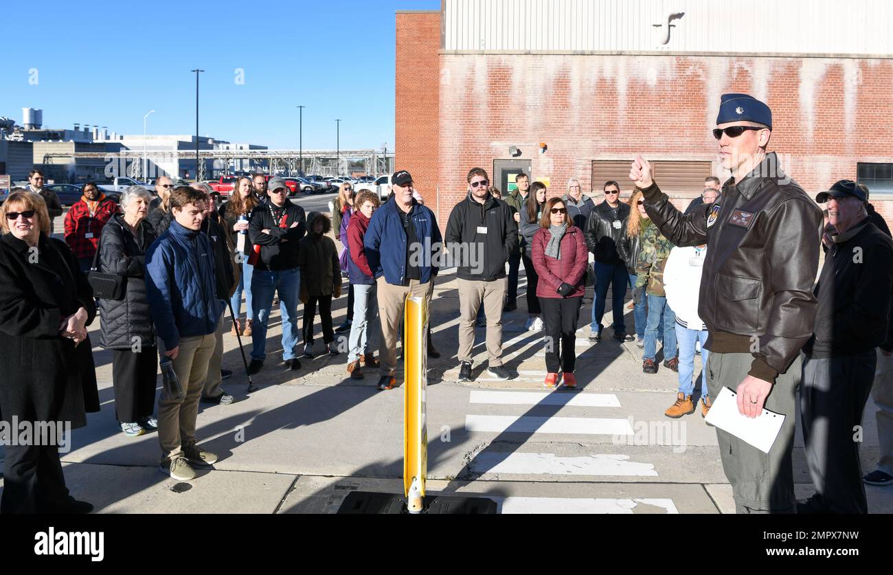 James Gresham, comandante, 716th Test Squadron, accoglie i partecipanti all'Open House and Family Day dello squadrone, 21 novembre 2022, presso la base dell'aeronautica militare Arnold, Tennessee. Il 716 TS esegue effetti aerodinamici e prove di separazione del terreno in gallerie del vento situate presso Arnold AFB; White Oak, Maryland; e Mountain View, California. Foto Stock