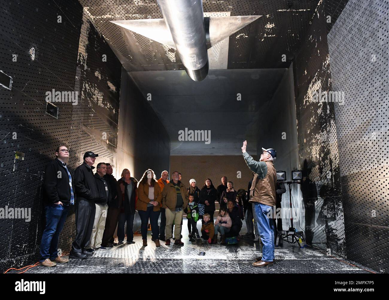 Michael Mills, membro del team Arnold Engineering Development Complex, parla della galleria del vento transonica di 16 metri ai partecipanti del Test Squadron Open House and Family Day del 716th novembre 21, 2022, presso la base dell'aeronautica militare Arnold, Tennessee. Il 716 TS esegue effetti aerodinamici e prove di separazione del terreno in gallerie del vento situate presso Arnold AFB; White Oak, Maryland; e Mountain View, California. Foto Stock