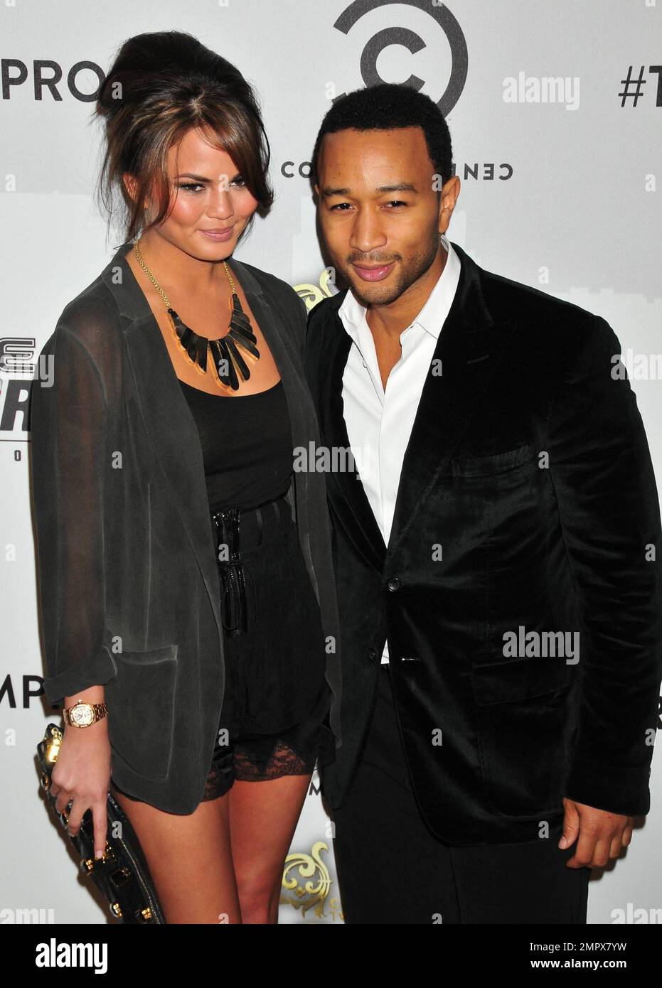 Christine Teigen e John Legend posano sul tappeto d'oro al Roast of Donald Trump di Comedy Central, tenutosi presso la sala da ballo Hammerstein. New York, NY. 03/09/11. Foto Stock