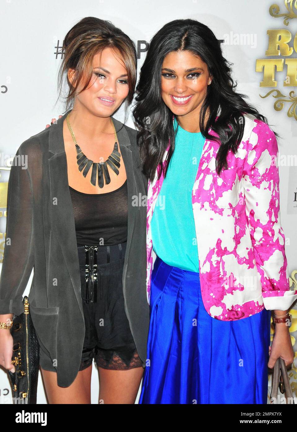 Christine Teigen e Rachel Roy posano sul tappeto d'oro al Roast of Donald Trump di Comedy Central tenutosi presso la sala da ballo Hammerstein. New York, NY. 03/09/11. Foto Stock