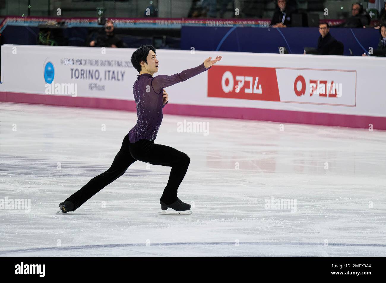SOTA Yamamoto (JPN) si esibisce durante la Senior Men - Free Skating della ISU Grand Prix of Figure Skating Final di Torino a Palavela. Foto Stock