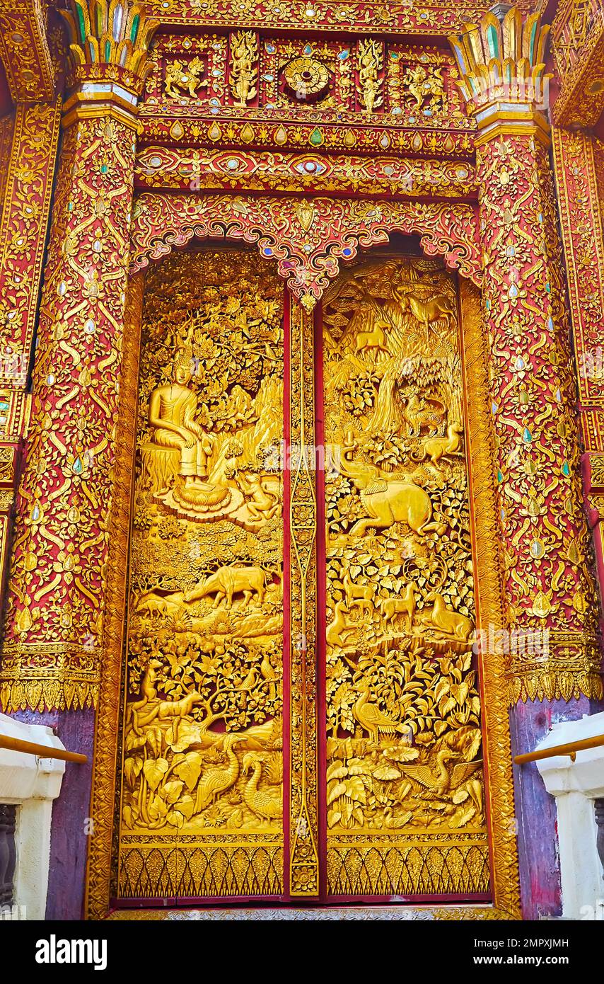 Le splendide porte intagliate del viharn, decorate con scene di racconto Jataka dorate, Wat Mahawan, Chiang mai, Thailandia Foto Stock