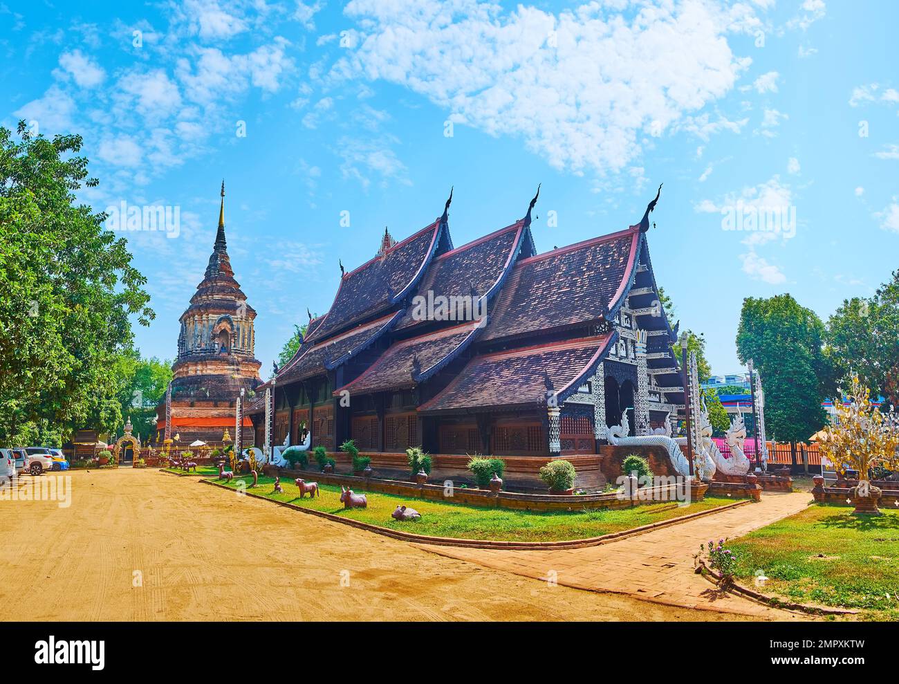 Panorama del legno di teak Viharn con tetto in pyathat e l'antico stile Lanna Chedi sullo sfondo, Wat Lok moli, Chiang mai, Thailandia Foto Stock