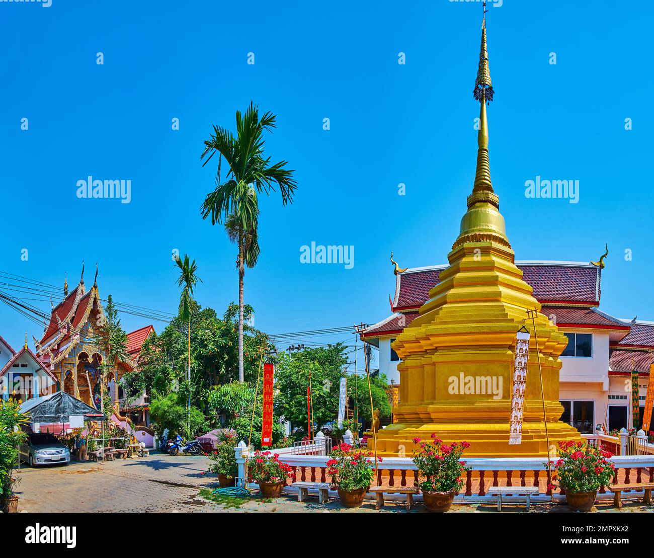 Panorama del giardino verde di Wat Dap Phai con bellissimi chedi dorati, sormontato da ombrello hti, Chiang mai, Thailandia Foto Stock