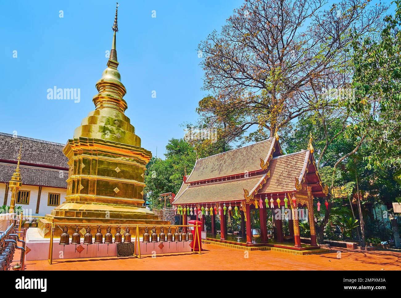 I piccoli chedi dorati di Wat Phra Singh, sormontato da un ombrello hti e circondato da campane rituali, Chiang mai, Thailandia Foto Stock