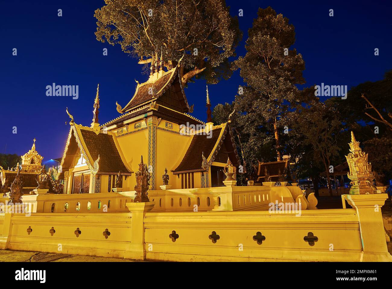 Esterno del pilastro della città scolpito e riccamente decorato Viharn di Wat Chedi Luang in illuminazione serale, Chiang mai, Thailandia Foto Stock